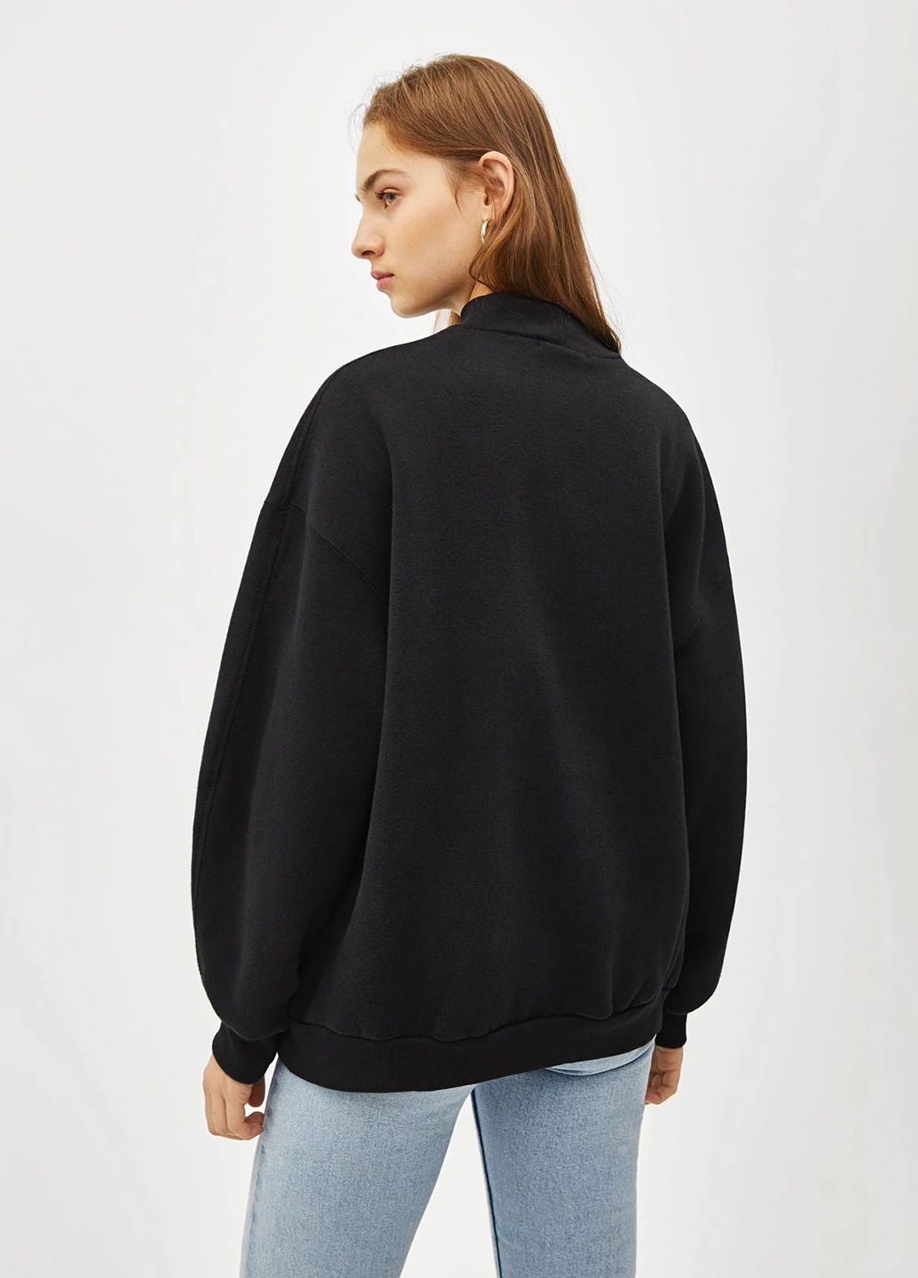 Черный свитшот Bershka однотонный без декора (248896085)