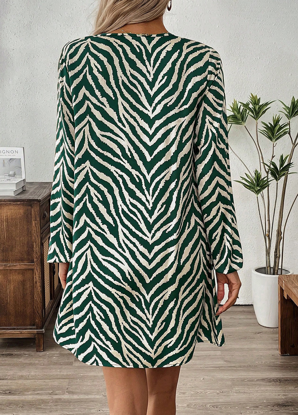 Зеленое кэжуал платье а-силуэт SHEIN с абстрактным узором