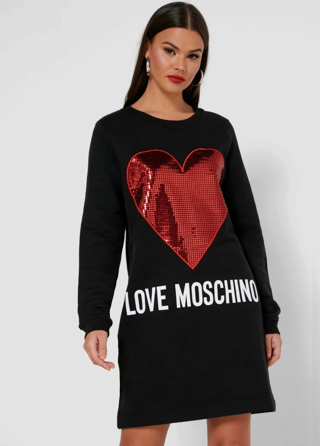 Черное кэжуал черное женское платье свитер с апликацией и логотипом Love Moschino однотонное