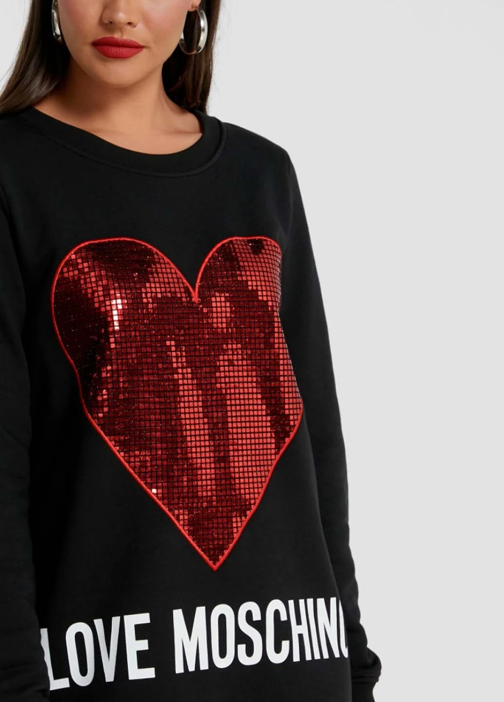 Черное кэжуал черное женское платье свитер с апликацией и логотипом Love Moschino однотонное