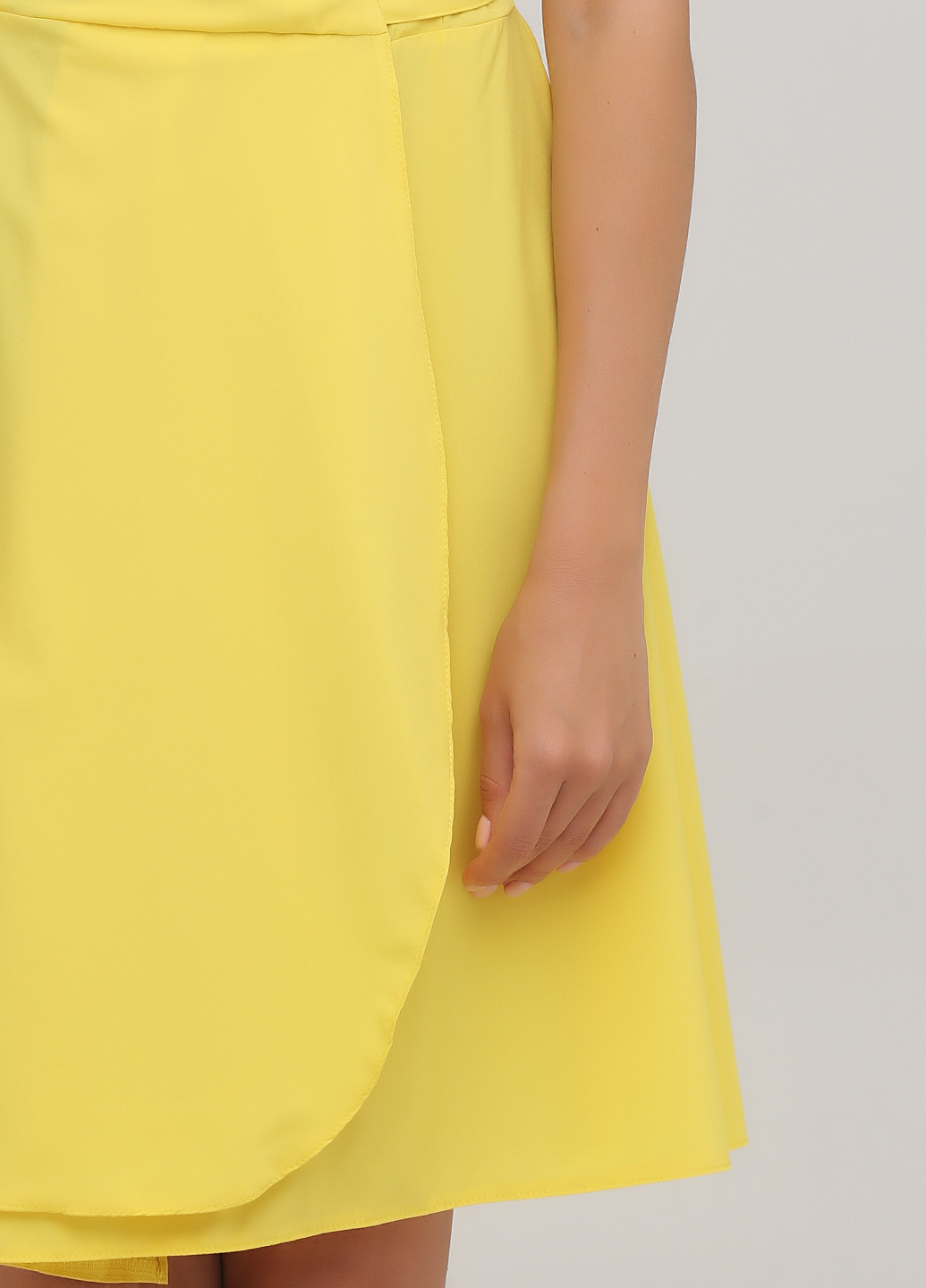 Желтое кэжуал платье на запах Podium однотонное