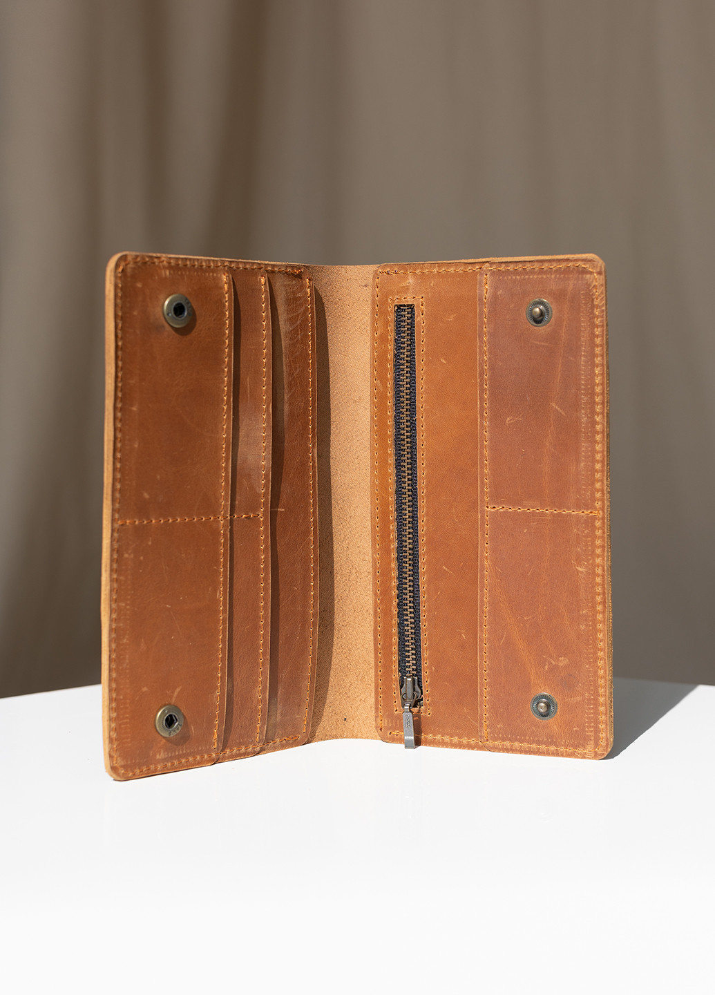 Практичне чоловіче портмоне на кнопці ручної роботи з натуральної вінтажної шкіри коричневого кольору Boorbon (253513780)