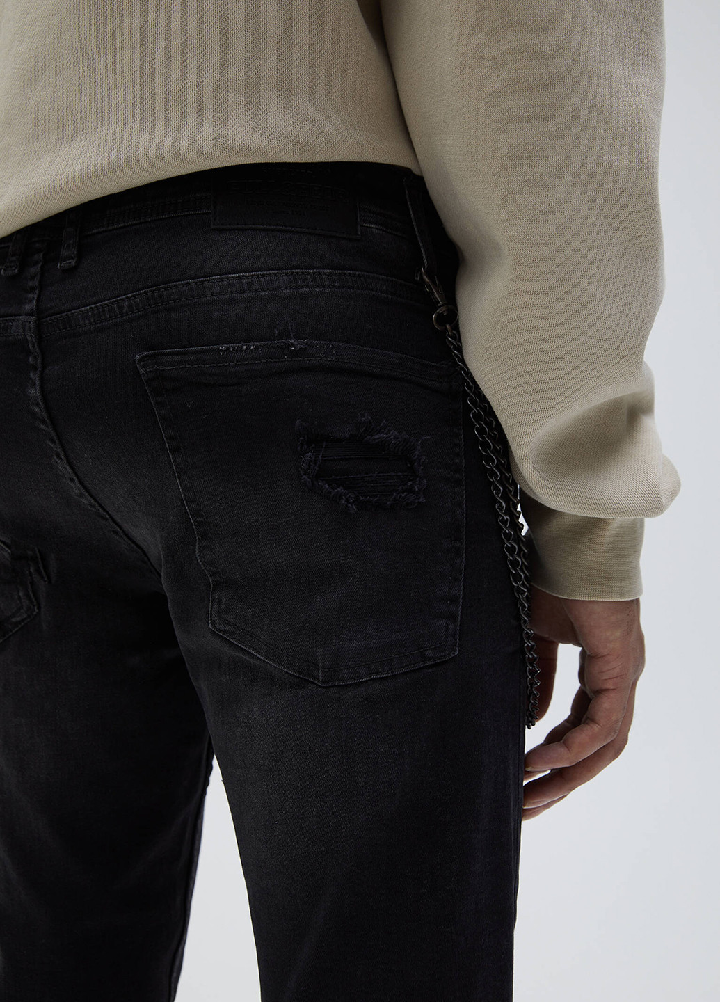 Черные демисезонные зауженные джинсы Pull & Bear