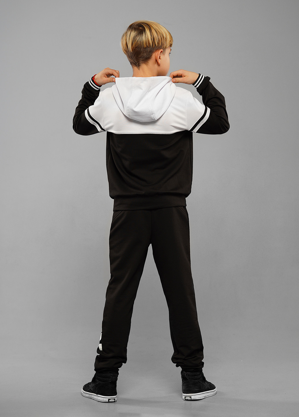 Білий демісезонний чорно-білий демісезонний спортивний костюм з написами брючний Sinthia