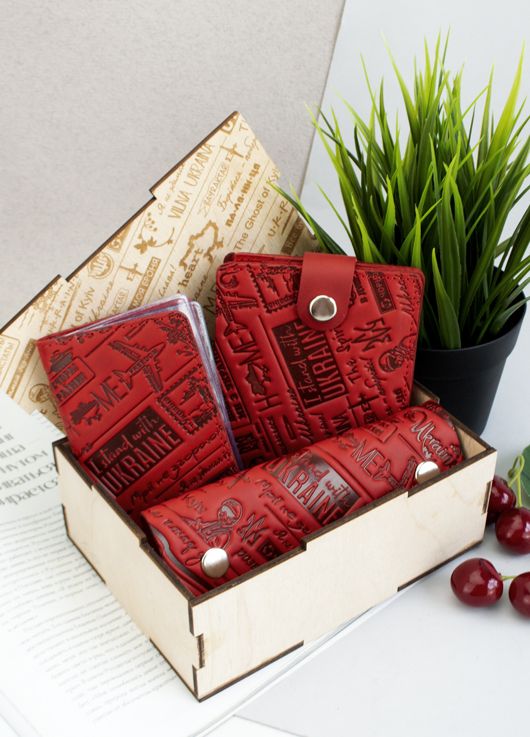 Подарочный женский набор №61 "Ukraine" (красный) в коробке: портмоне + обложка на права + ключница HandyCover (253582512)