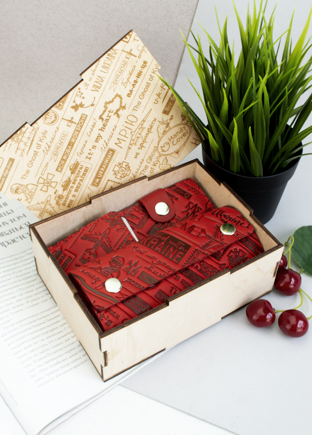 Подарочный женский набор №61 "Ukraine" (красный) в коробке: портмоне + обложка на права + ключница HandyCover (253582512)