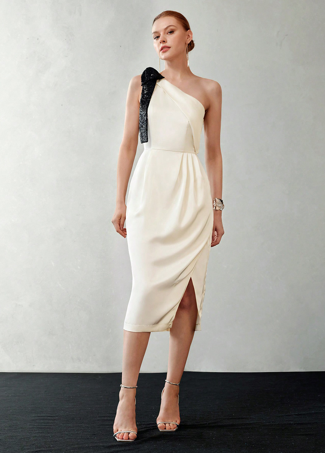 Світло-бежева вечірня, коктейльна сукня на одне плече SHEIN однотонна