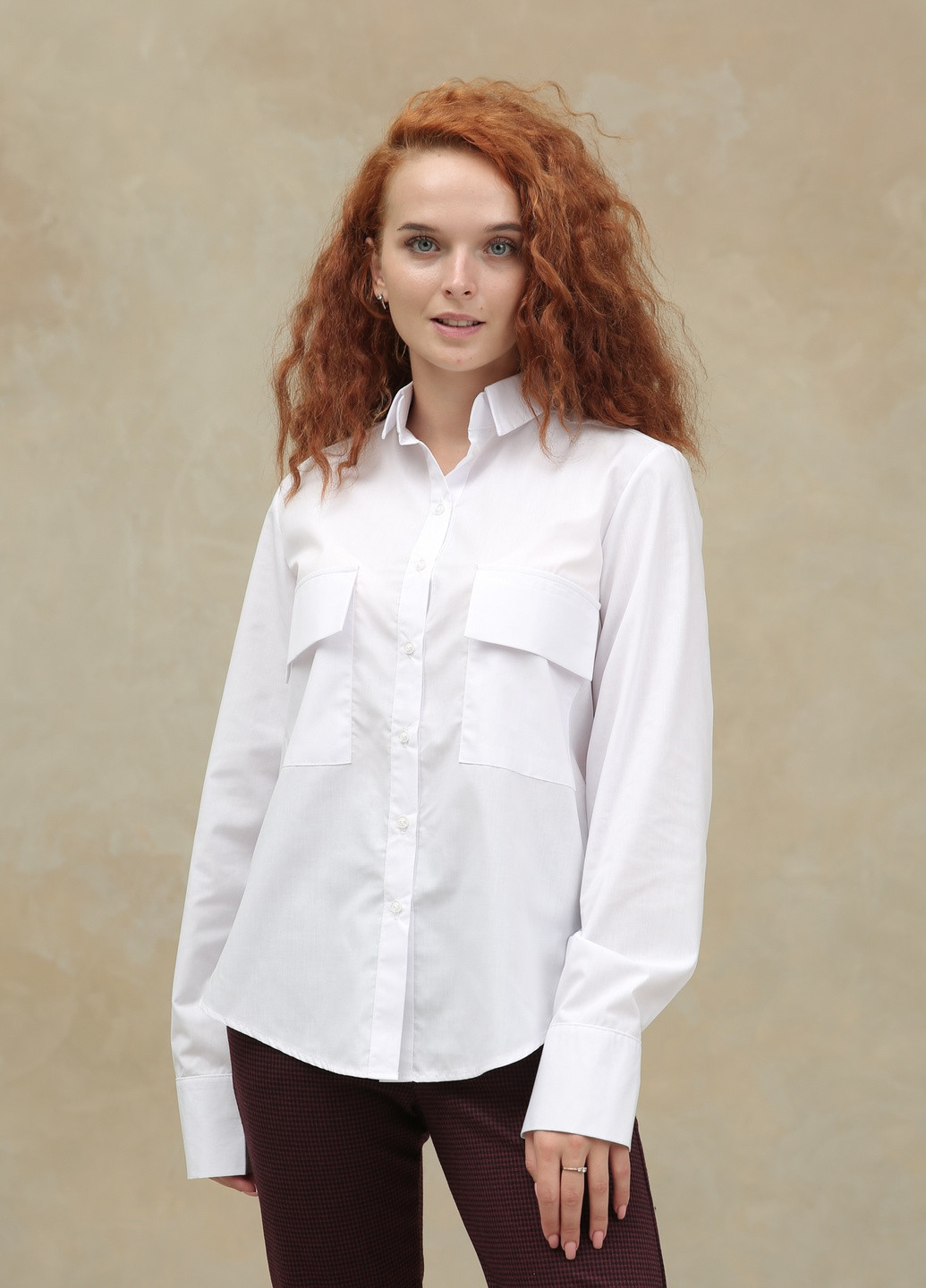 Біла демісезонна класична білосніжна сорочка прямого крою з довгим рукавом і широкими манжетами. спереду симетричні кишені з клапанами. INNOE Рубашка