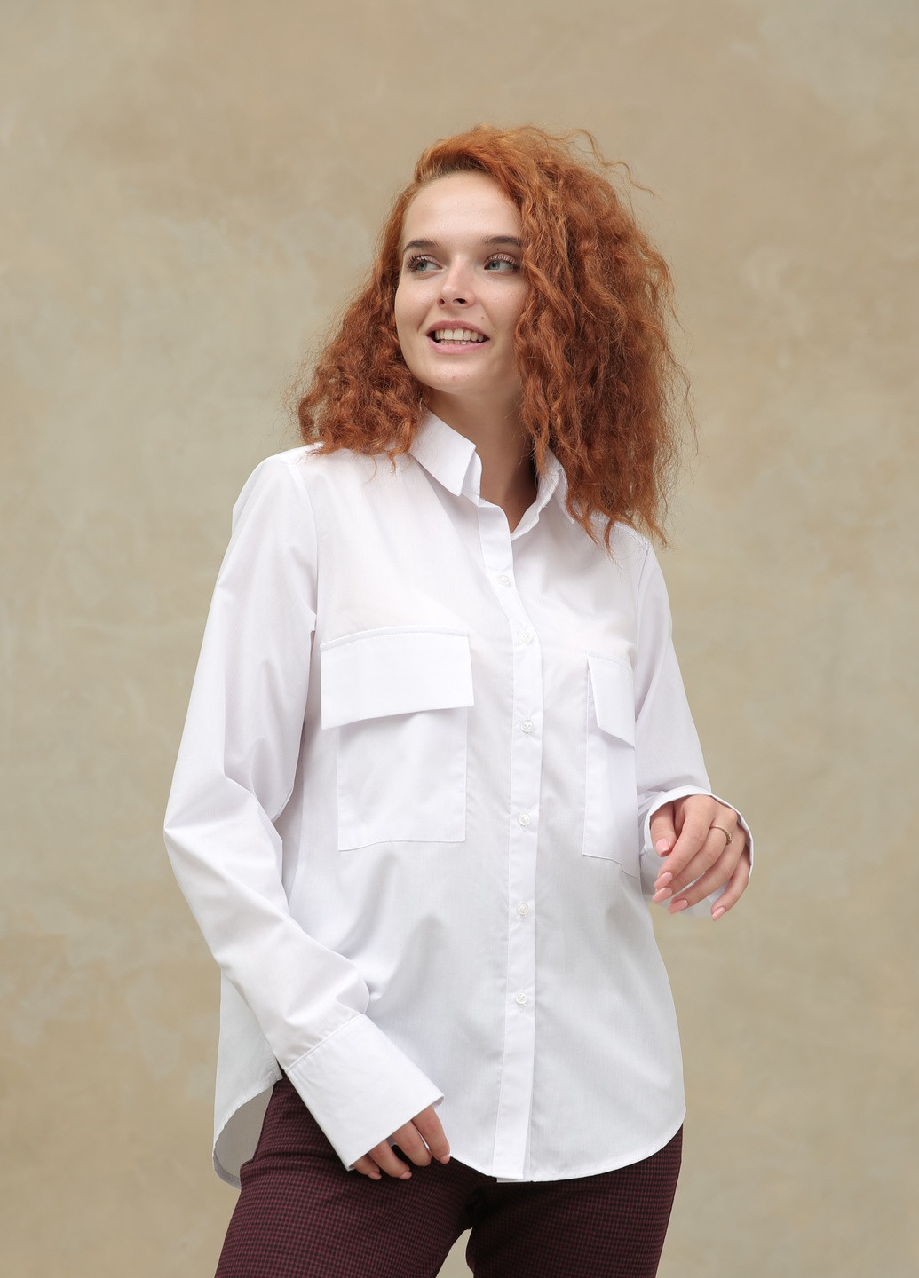 Белая демисезонная классическая белоснежная рубашка прямого кроя с длинным рукавом и широкими манжетами. спереди симметричные карманы с клапанами. INNOE Рубашка