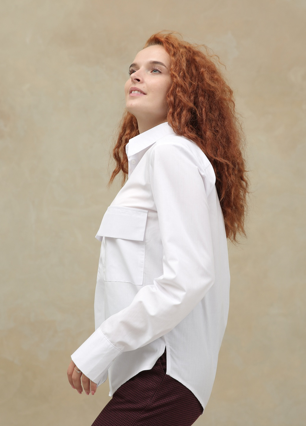 Белая классическая белоснежная рубашка прямого кроя с длинным рукавом и широкими манжетами. спереди симметричные карманы с клапанами. INNOE Рубашка