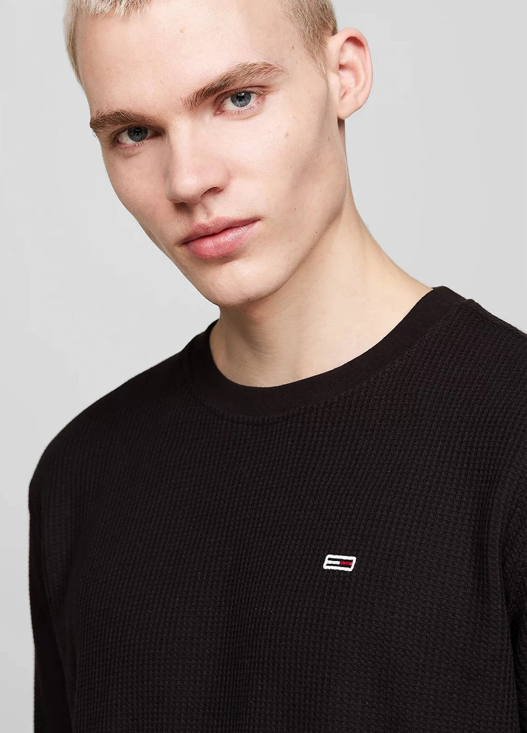 Лонгслів Tommy Jeans однотонний чорний кежуали бавовна