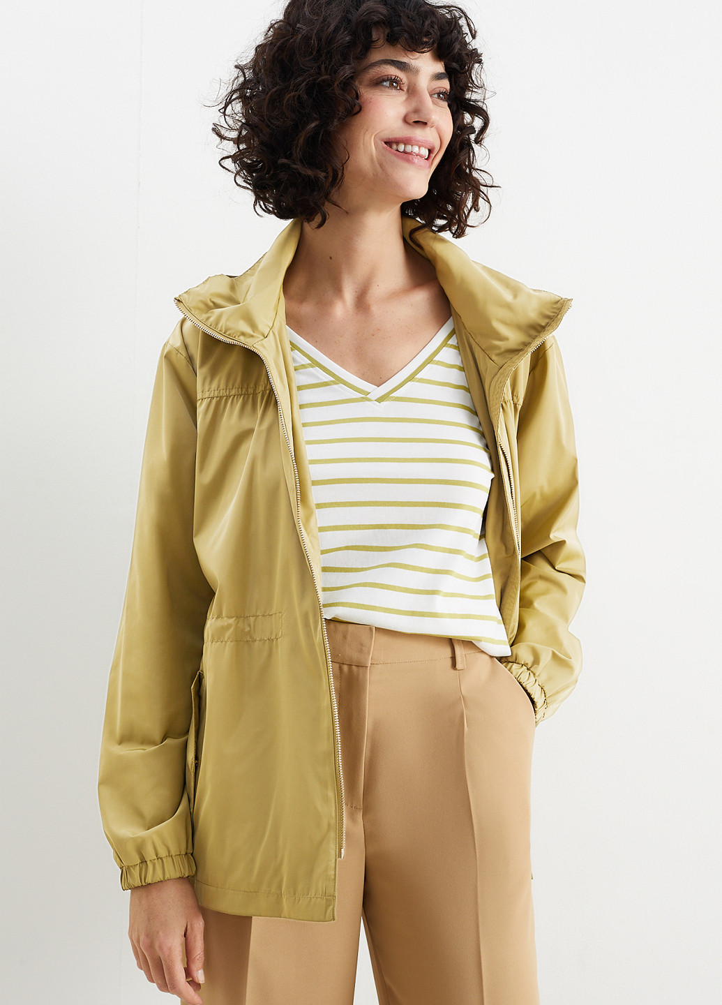 Бежевая демисезонная куртка C&A