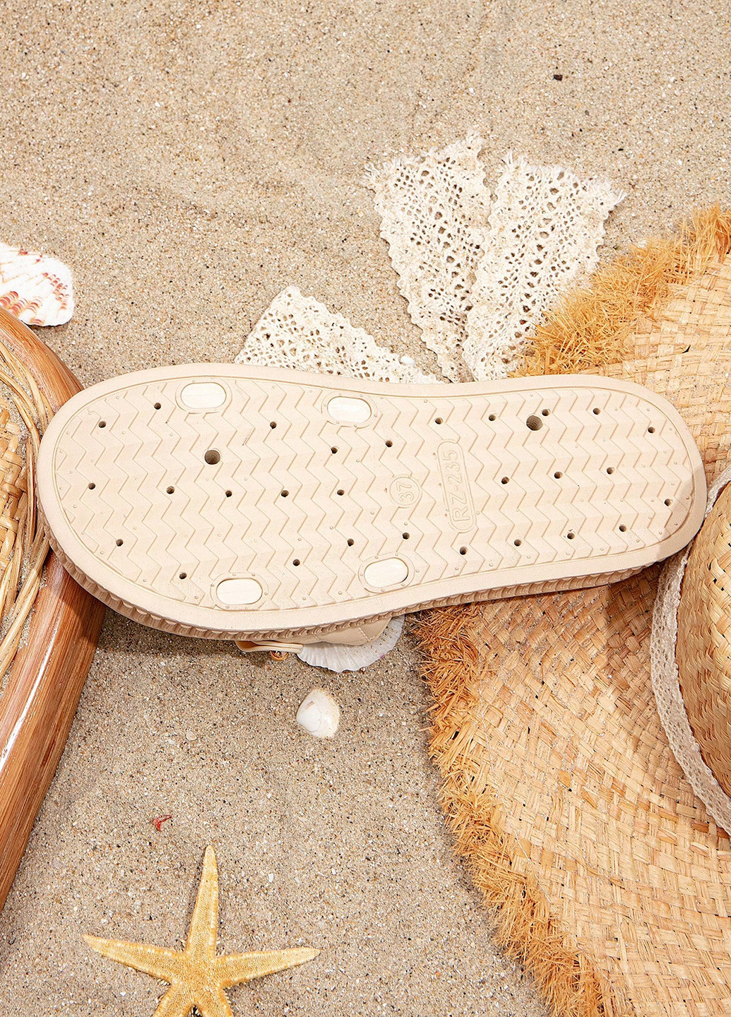 Кремовые шлепанцы SHEIN с цепочками