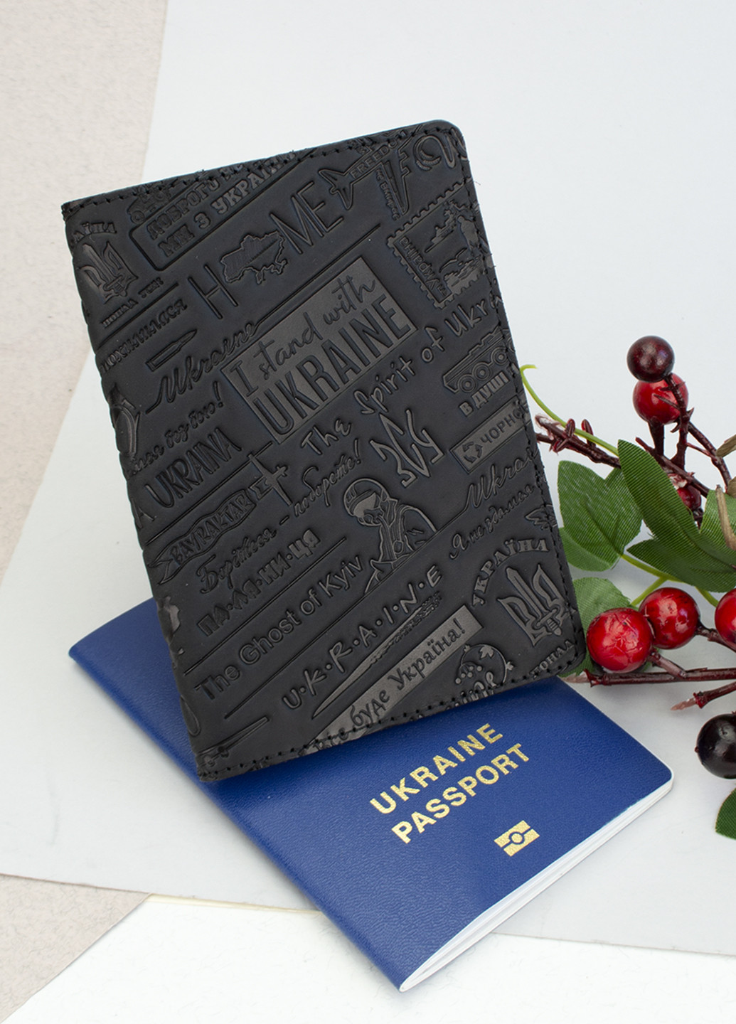 Обкладинка на паспорт шкіряна "Ukraine" чорна HandyCover (253481118)