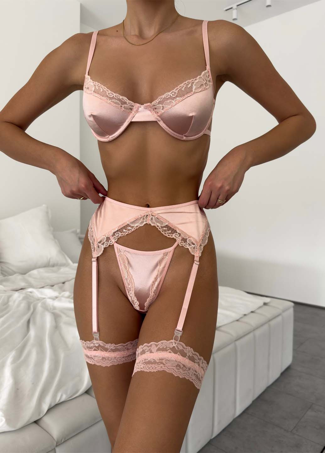Бежевий демісезонний комплект (трусики, бюстгальтер, пояс, гартери) NOVA VEGA