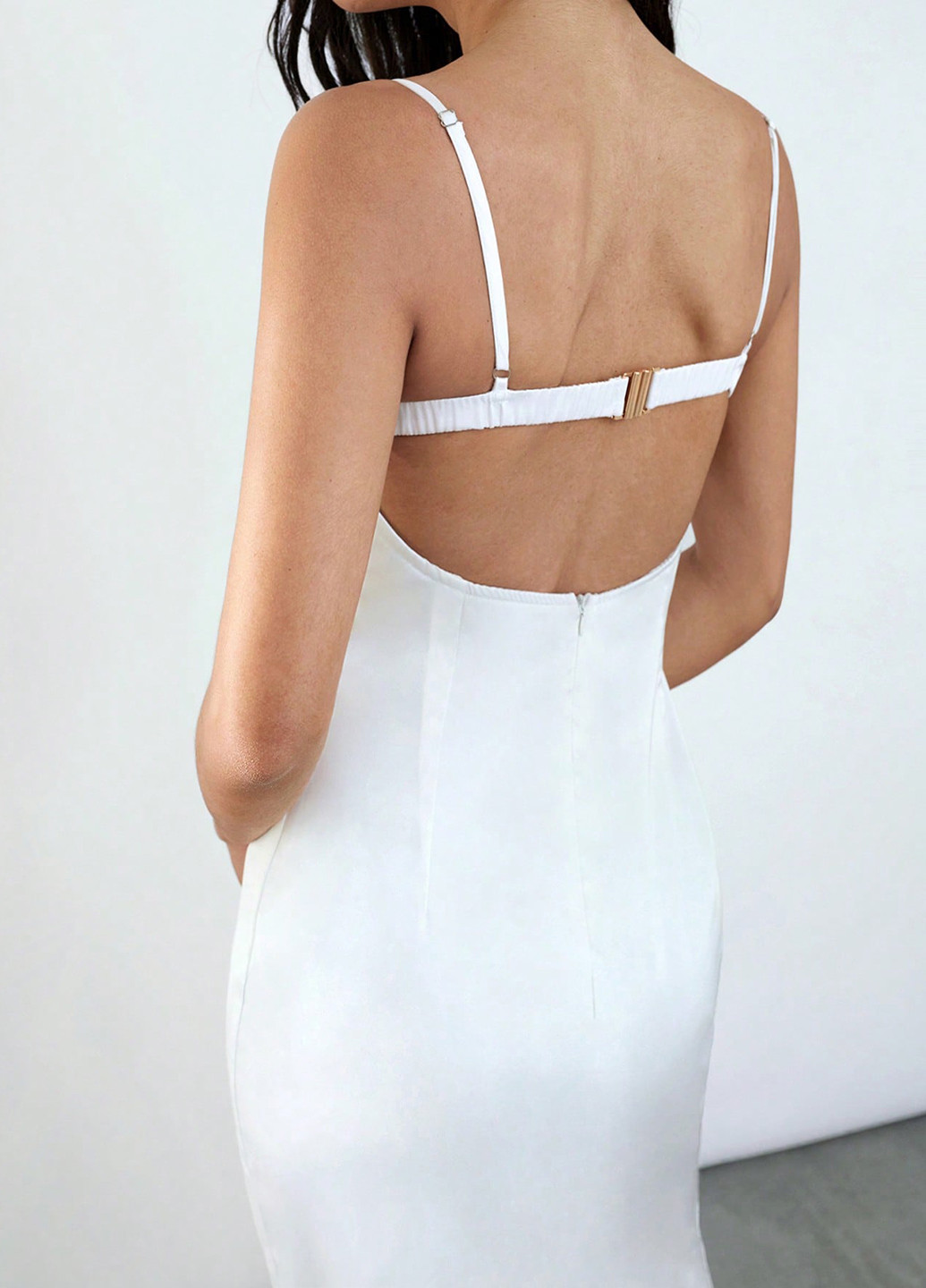 Белое праздничный, вечернее, кэжуал платье платье-комбинация, силуэтная, с открытыми плечами, с открытой спиной SHEIN однотонное