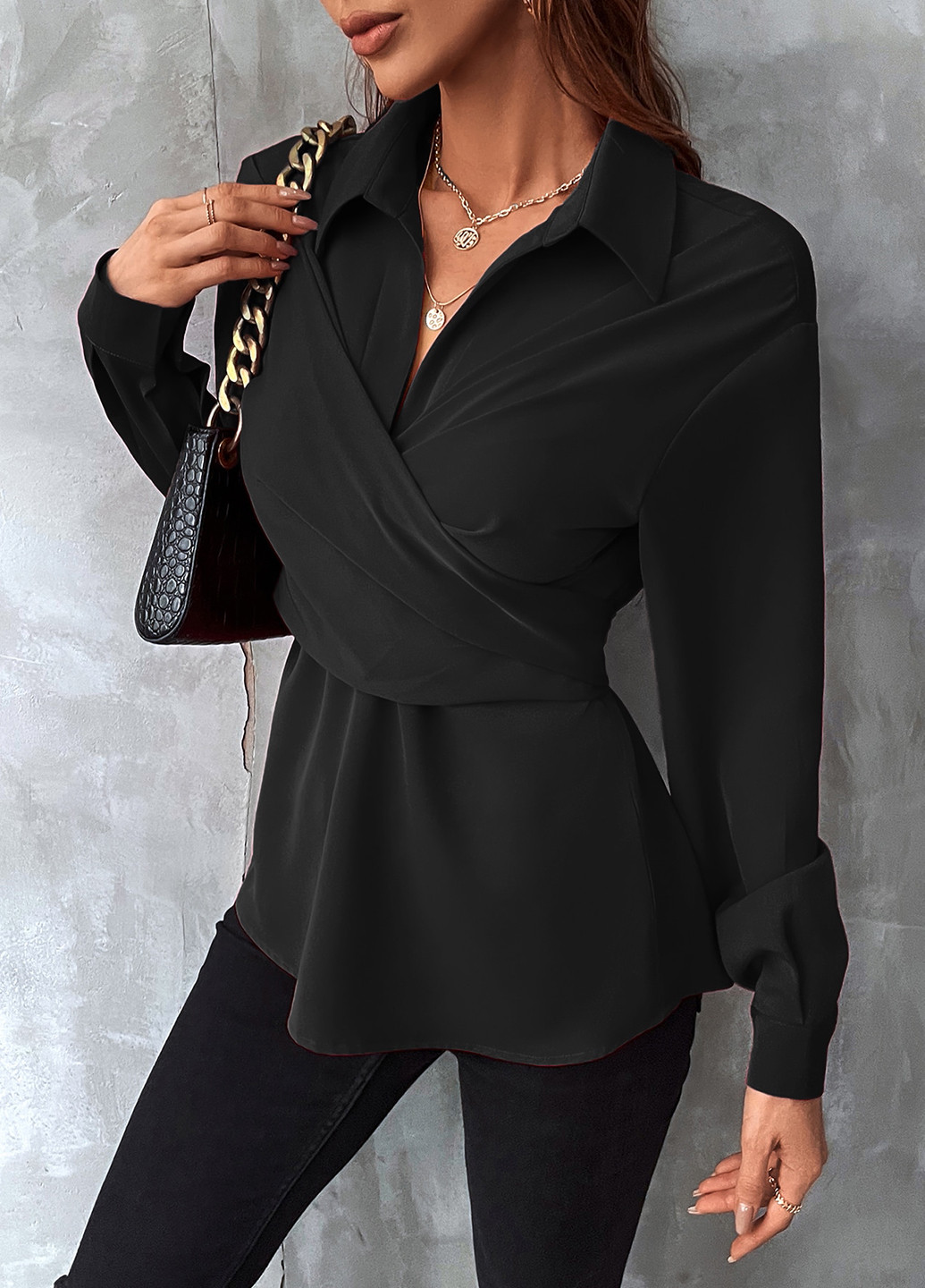 Чёрная блуза на запах, с баской SHEIN