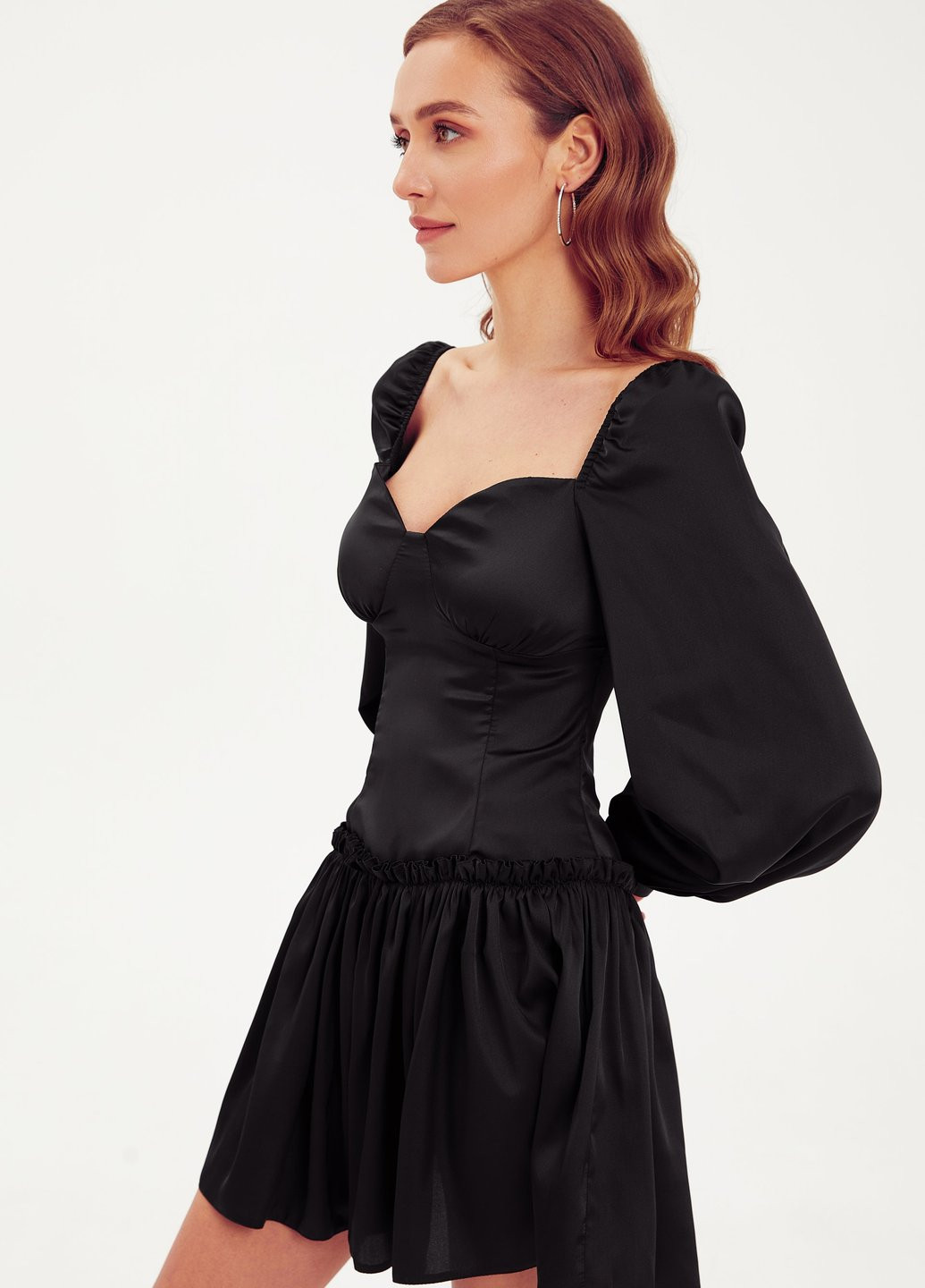 Чорна коктейльна шовкове чорне плаття з рюшами Gepur однотонна