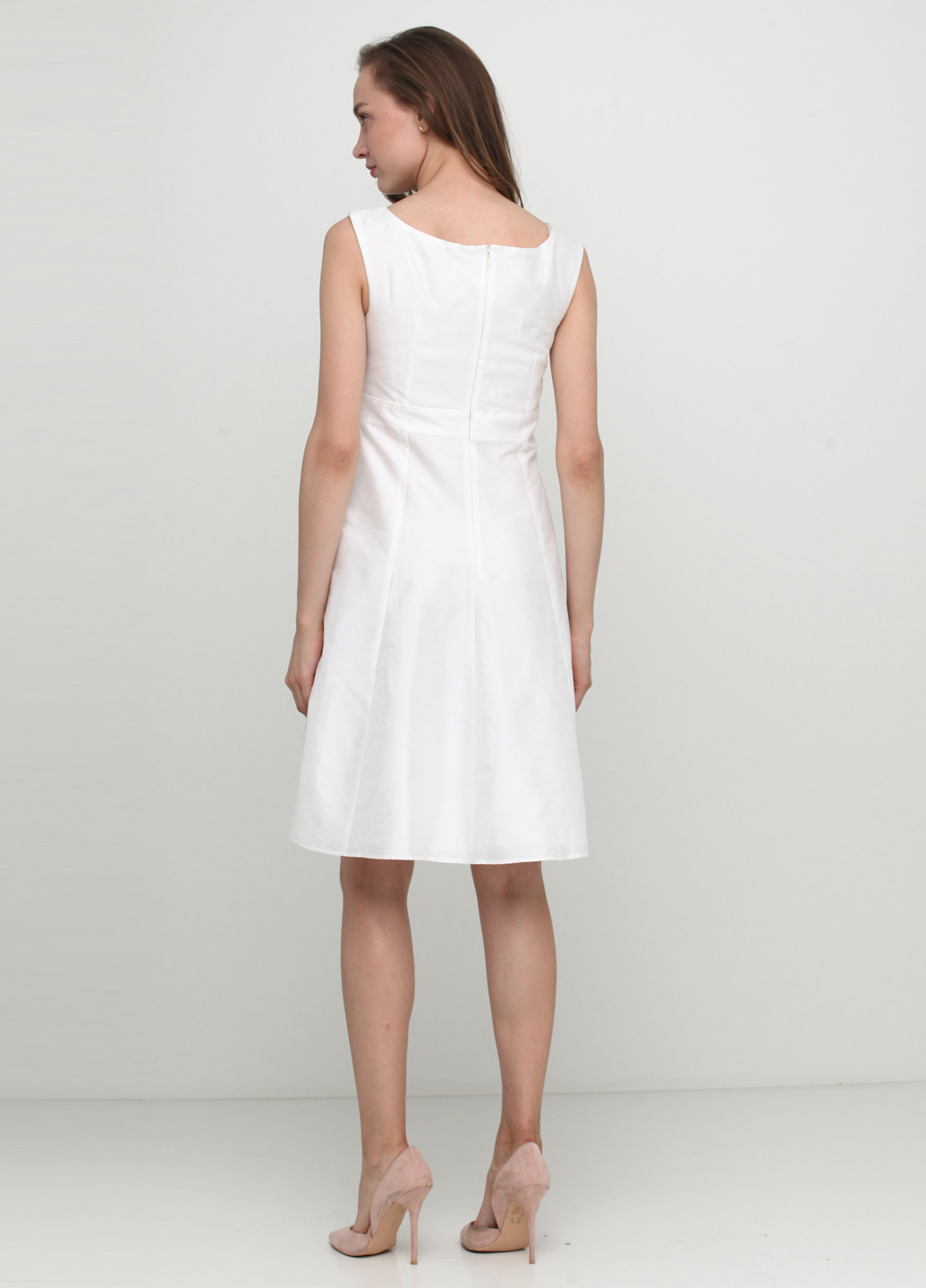 Белое коктейльное платье клеш Carry Allen by Ella Singh однотонное