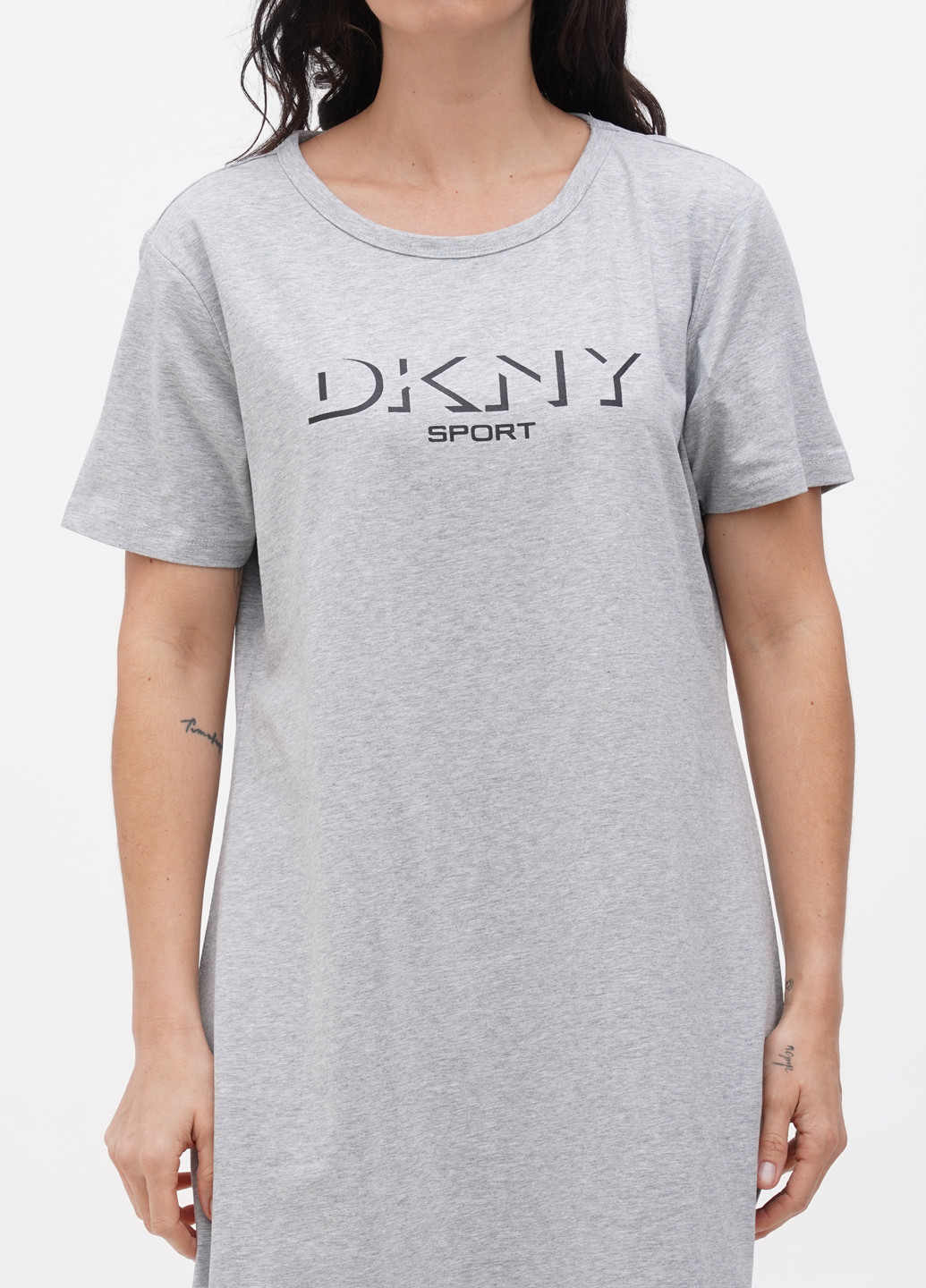 Серое кэжуал платье платье-футболка DKNY с надписью