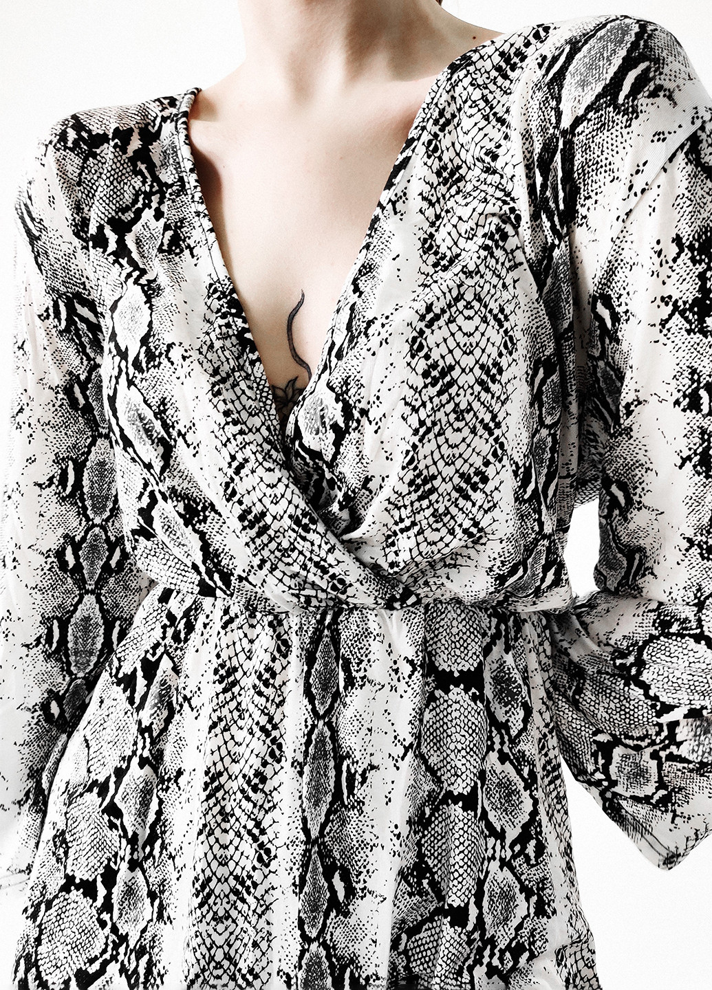 Чорно-білий кежуал сукня на запах Fashion зміїний