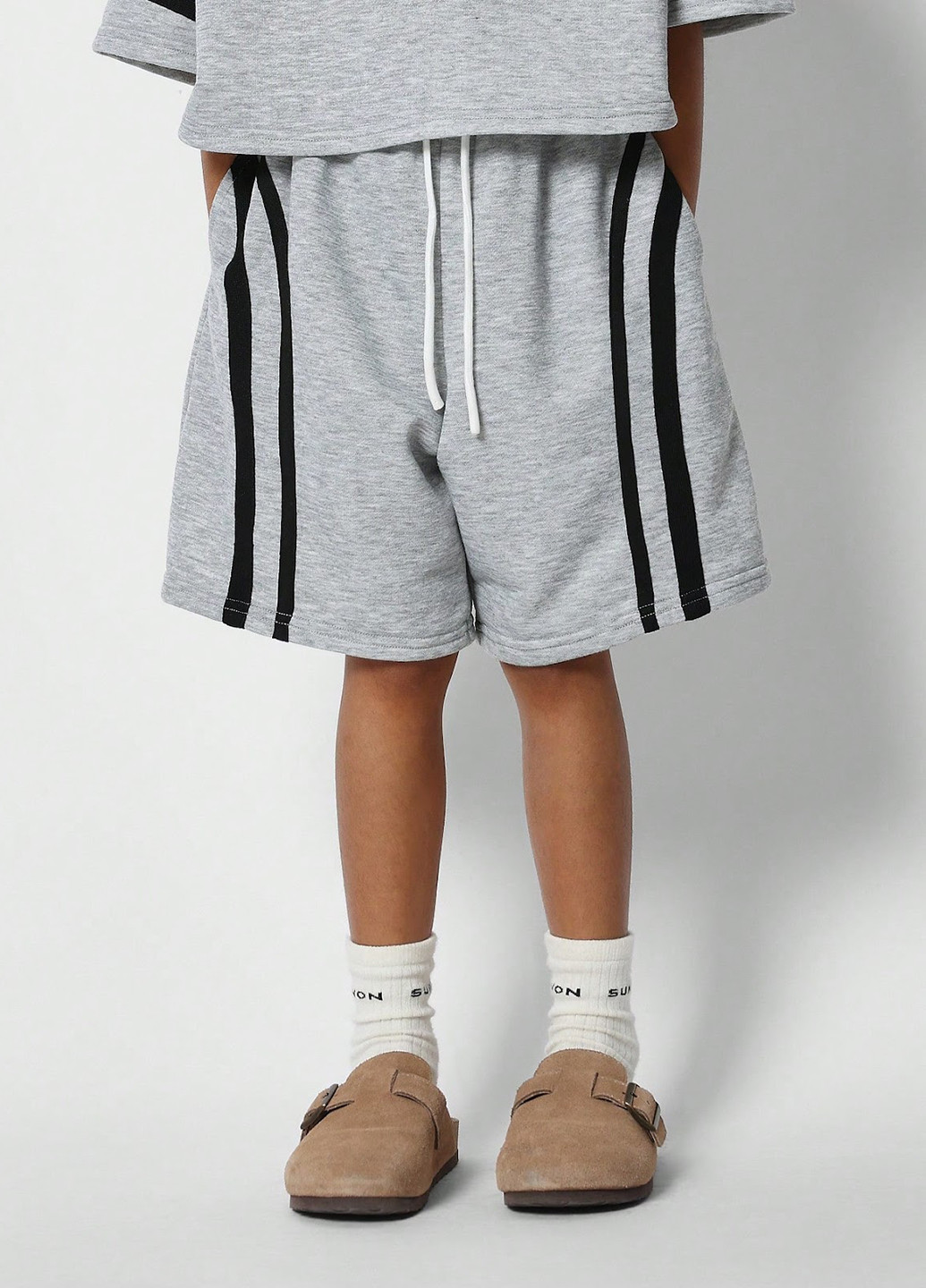 Светло-серый летний костюм (футболка, шорты) SHEIN