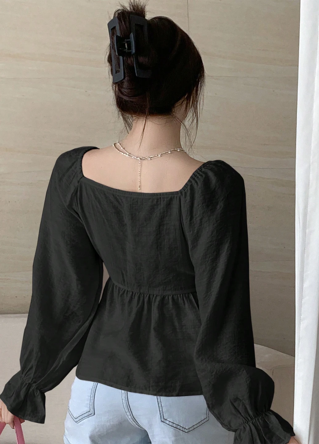 Чорна блуза з баскою SHEIN
