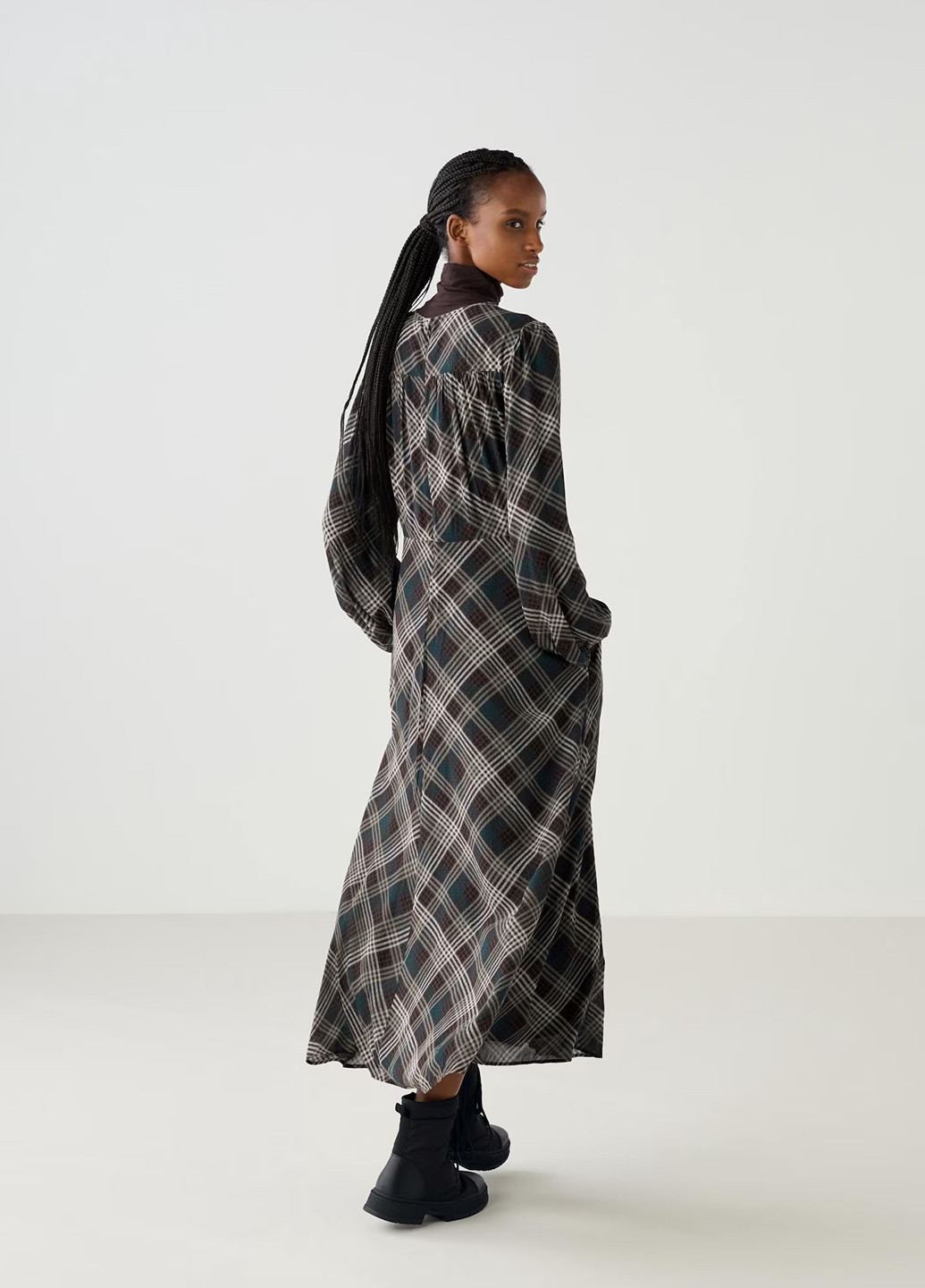 Черно-белое кэжуал платье клеш Uniqlo в клетку