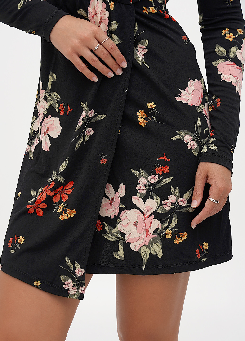 Черное кэжуал платье на запах Stradivarius с цветочным принтом