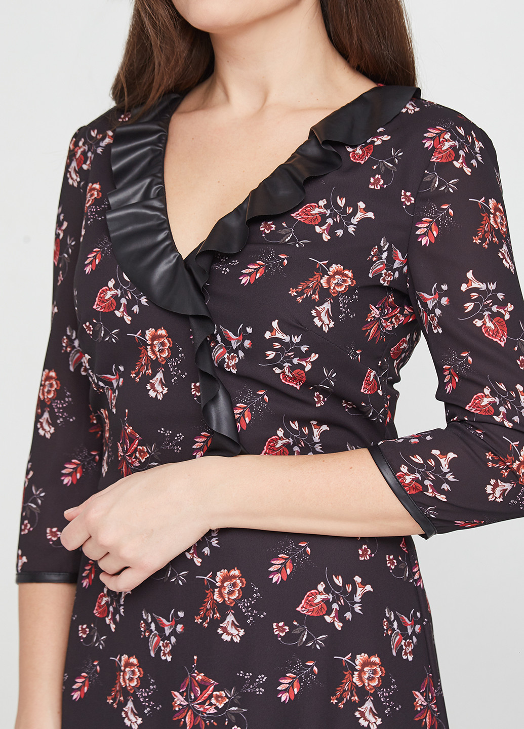 Черное кэжуал платье Rinascimento с цветочным принтом