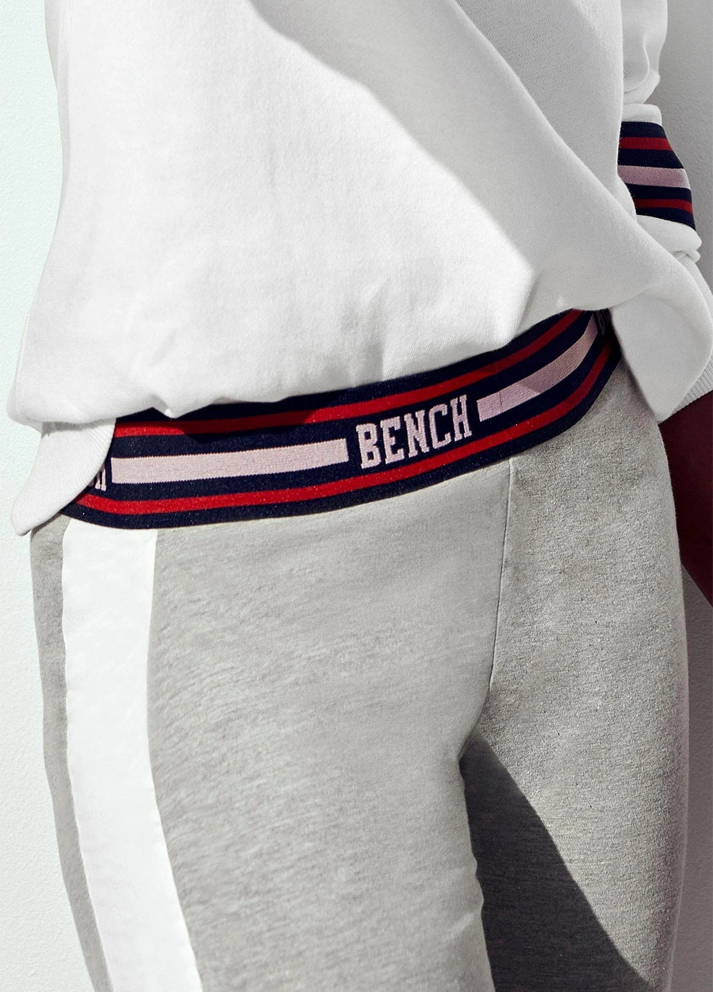 Серые демисезонные леггинсы Bench