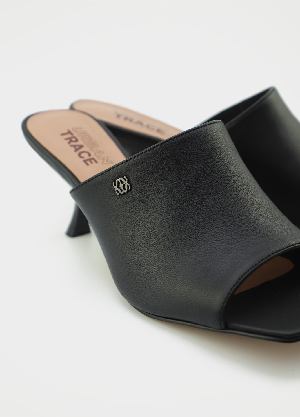 Черные шлепанцы Respect с брошкой