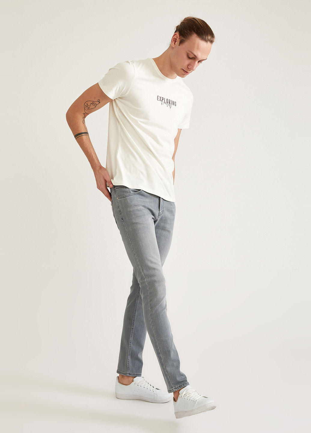 Светло-серые демисезонные зауженные джинсы DeFacto
