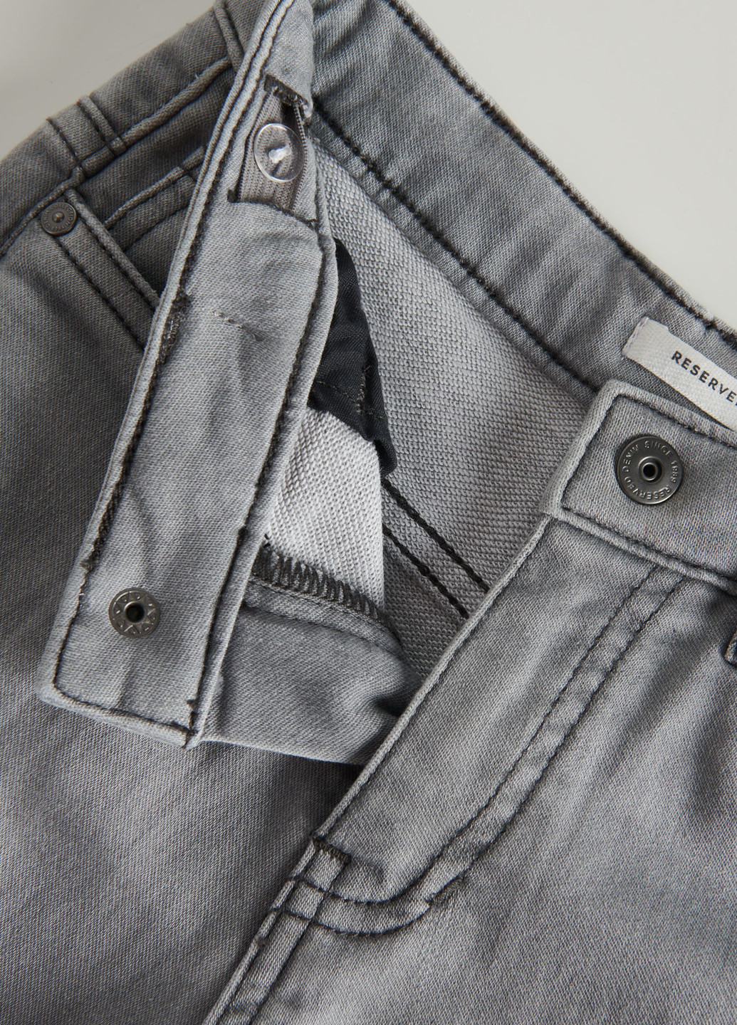 Светло-серые демисезонные каррот фит джинсы Reserved