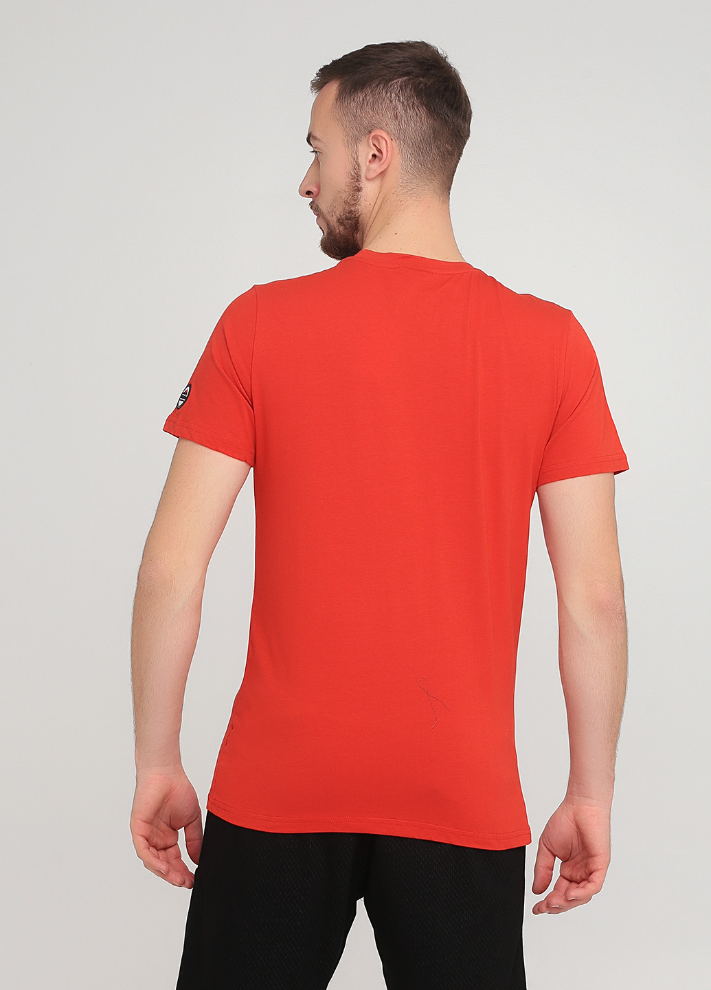Красная футболка Helvetica