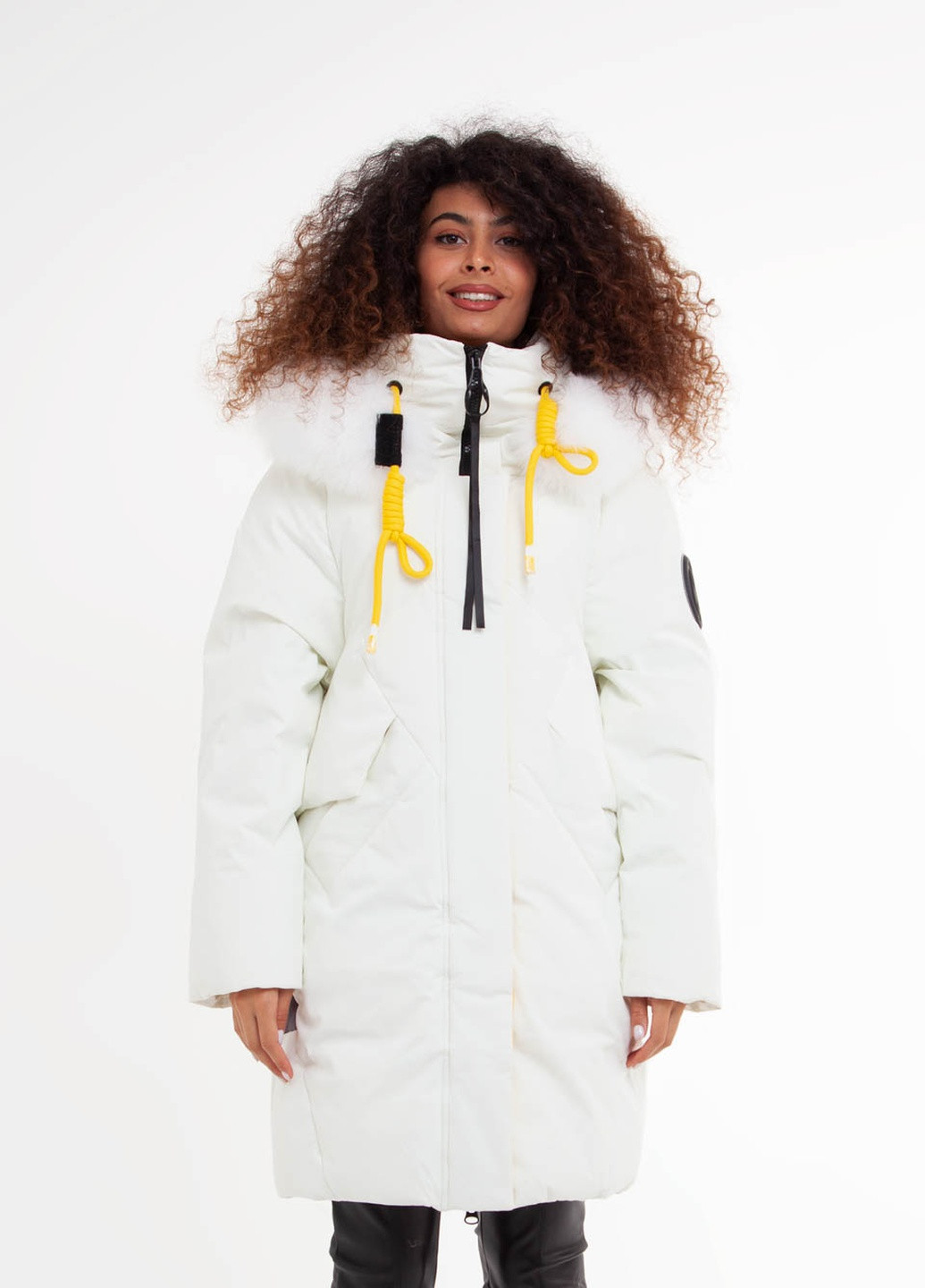 Белая зимняя куртка с натуральным мехом енота Towmy 546