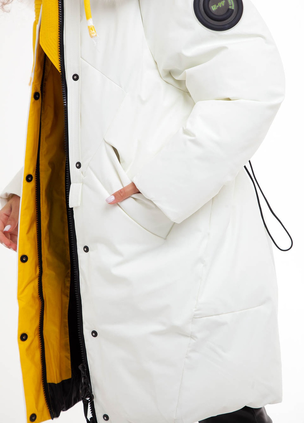 Белая зимняя куртка с натуральным мехом енота Towmy 546