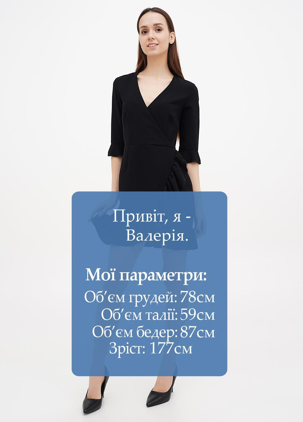 Черное кэжуал платье на запах Sassofono однотонное