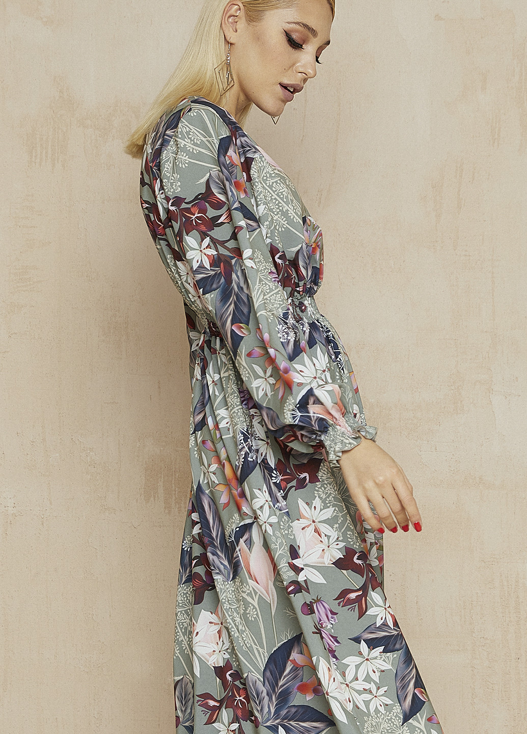 Светло-серое кэжуал платье клеш VONAVIN с цветочным принтом