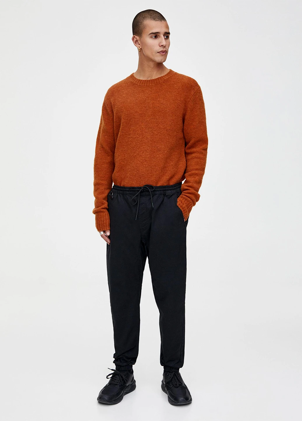 Черные кэжуал демисезонные зауженные брюки Pull & Bear