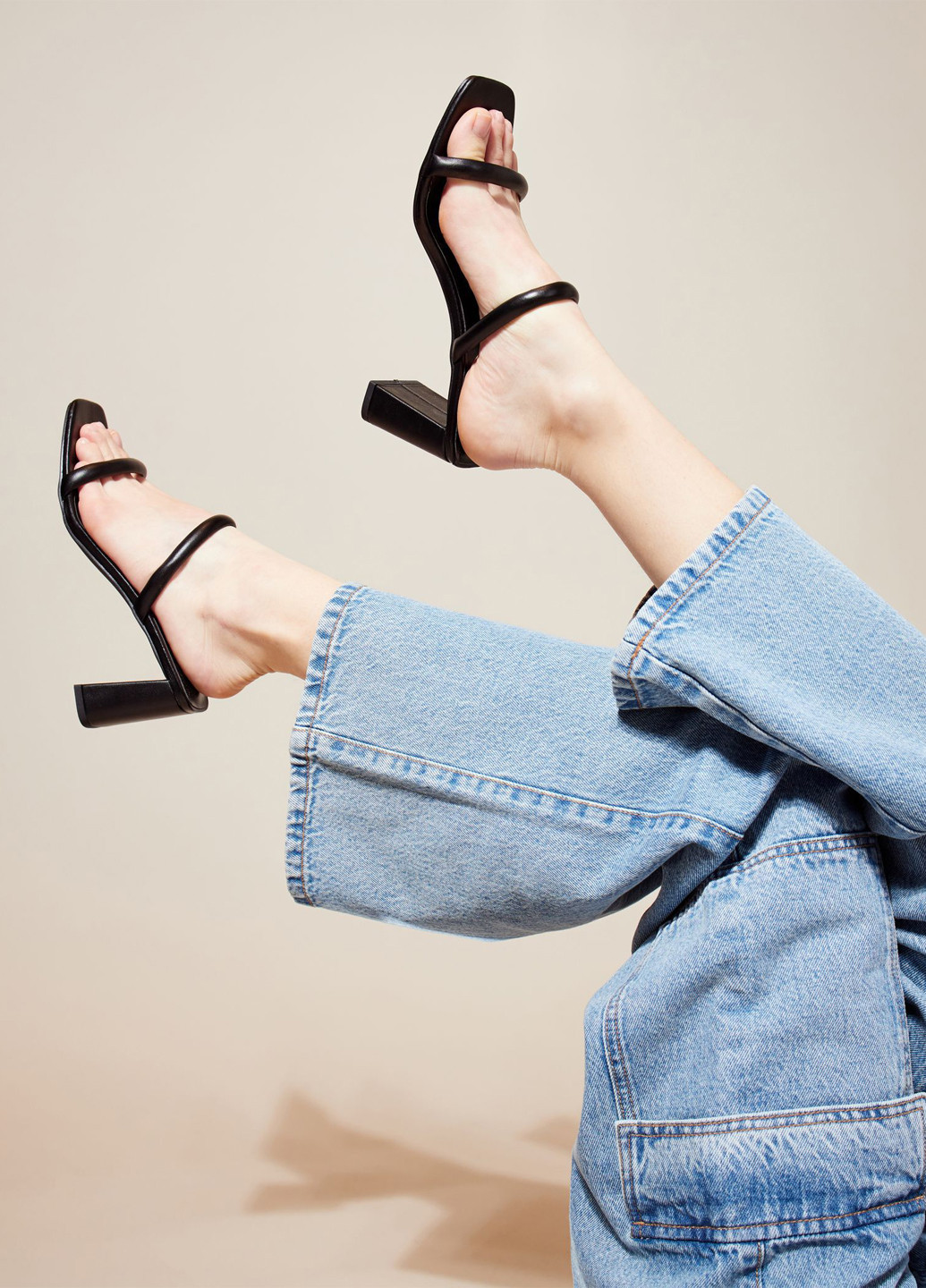 Черные шлепанцы Jennyfer