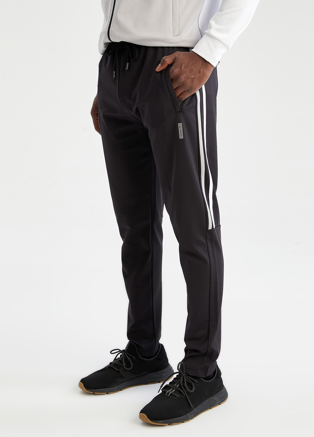 Черные спортивные демисезонные зауженные брюки DeFacto