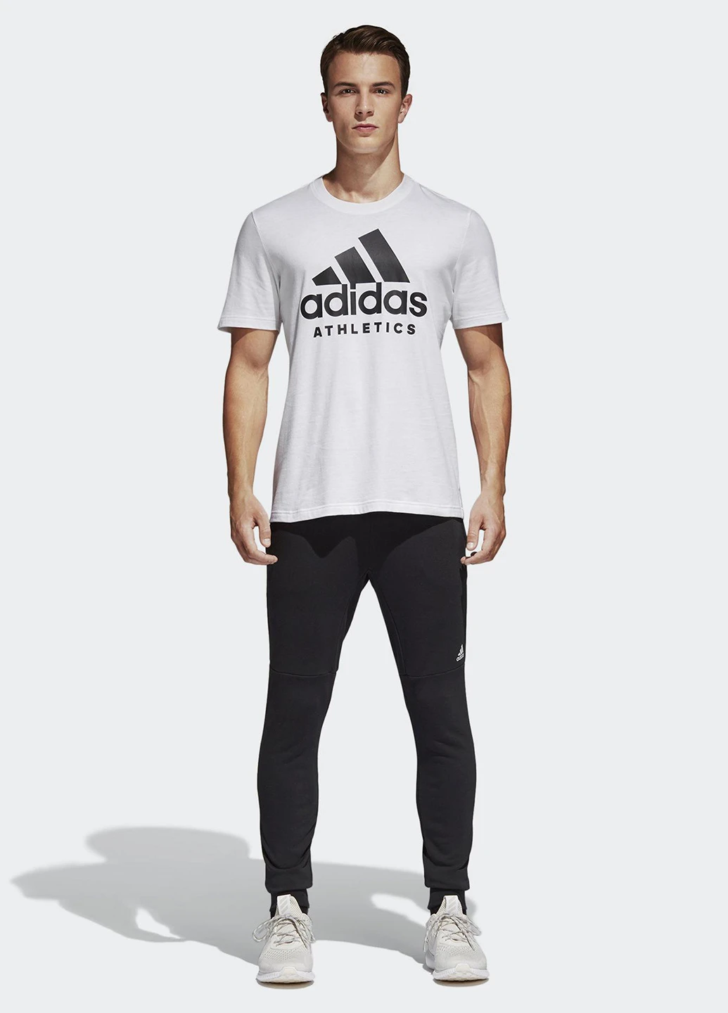 Світло-сіра футболка з коротким рукавом adidas