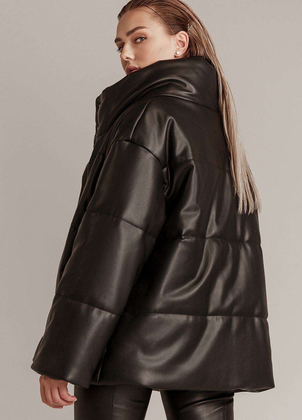 Черная зимняя утепленная oversize-куртка из кожи Gepur