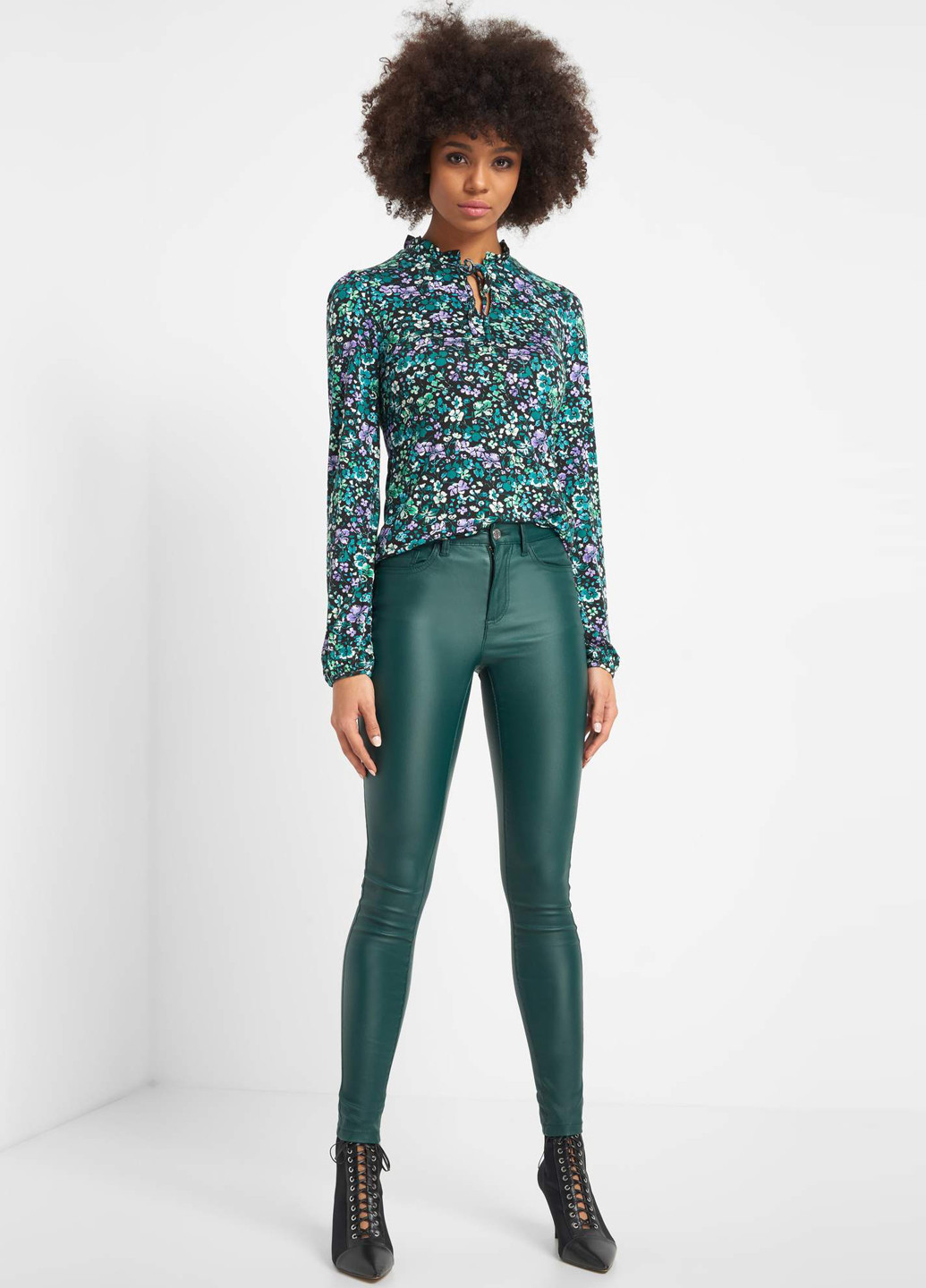 Зеленые кэжуал демисезонные зауженные брюки Orsay