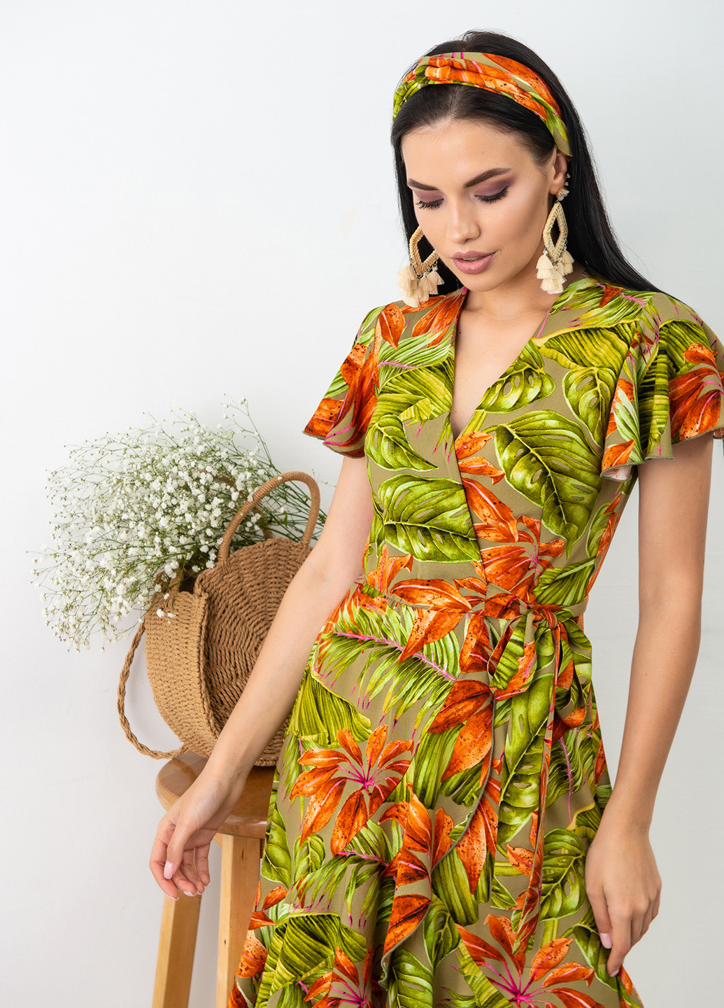 Оливковое кэжуал платье на запах Larionoff с цветочным принтом