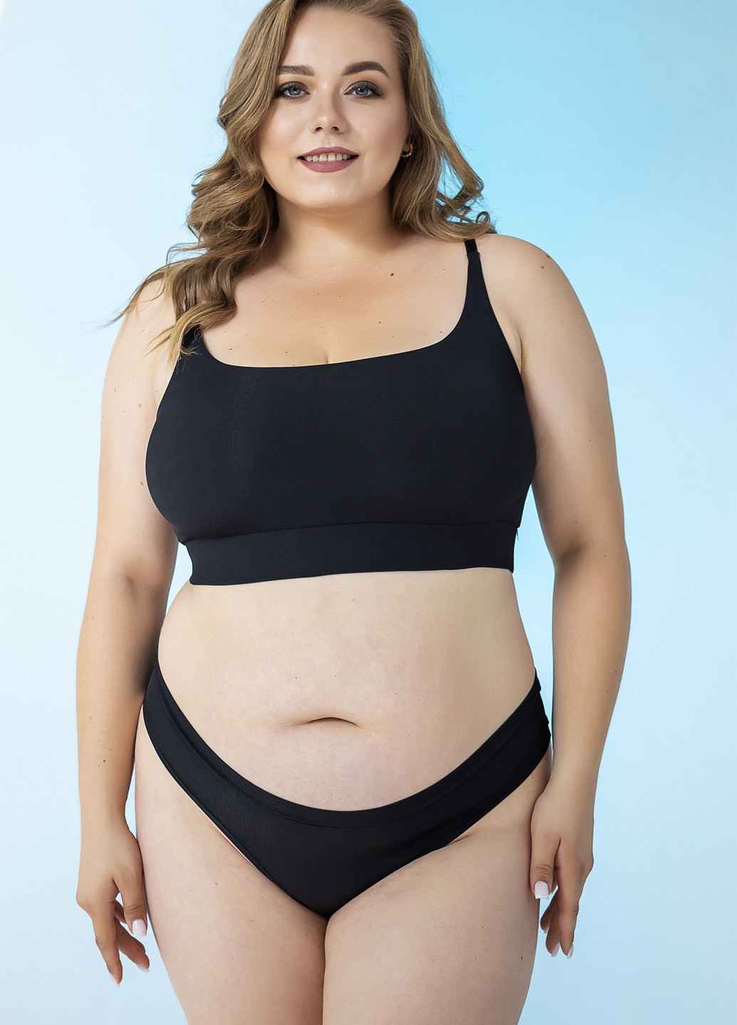 Чорний демісезонний комплект (топ, трусики сліпи) в рубчик TOTALFIT