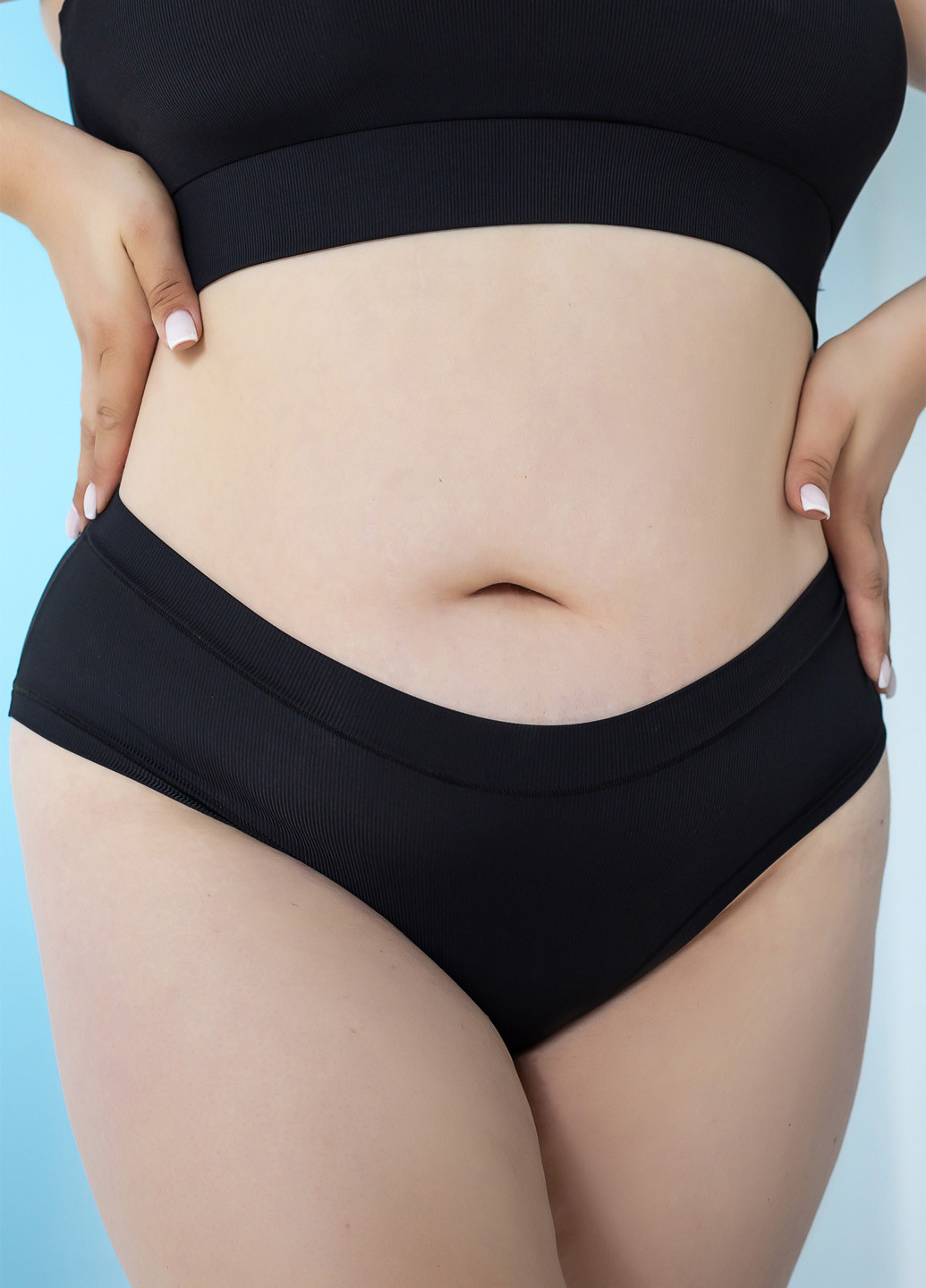 Чорний демісезонний комплект (топ, трусики сліпи) в рубчик TOTALFIT