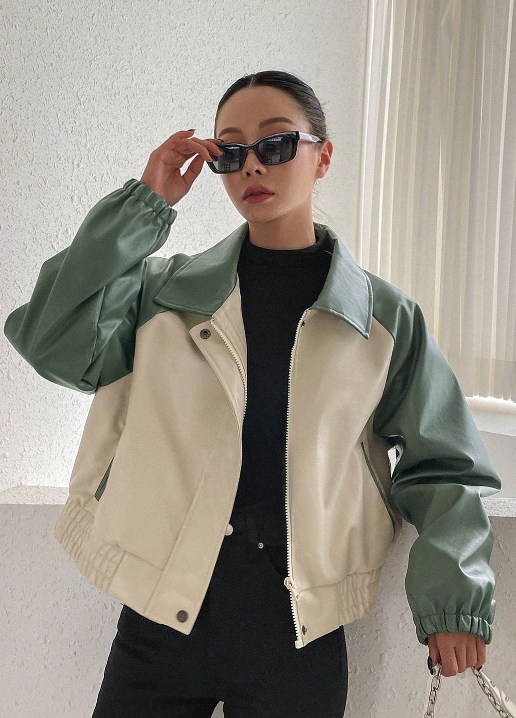 Бежева демісезонна куртка байкерська SHEIN