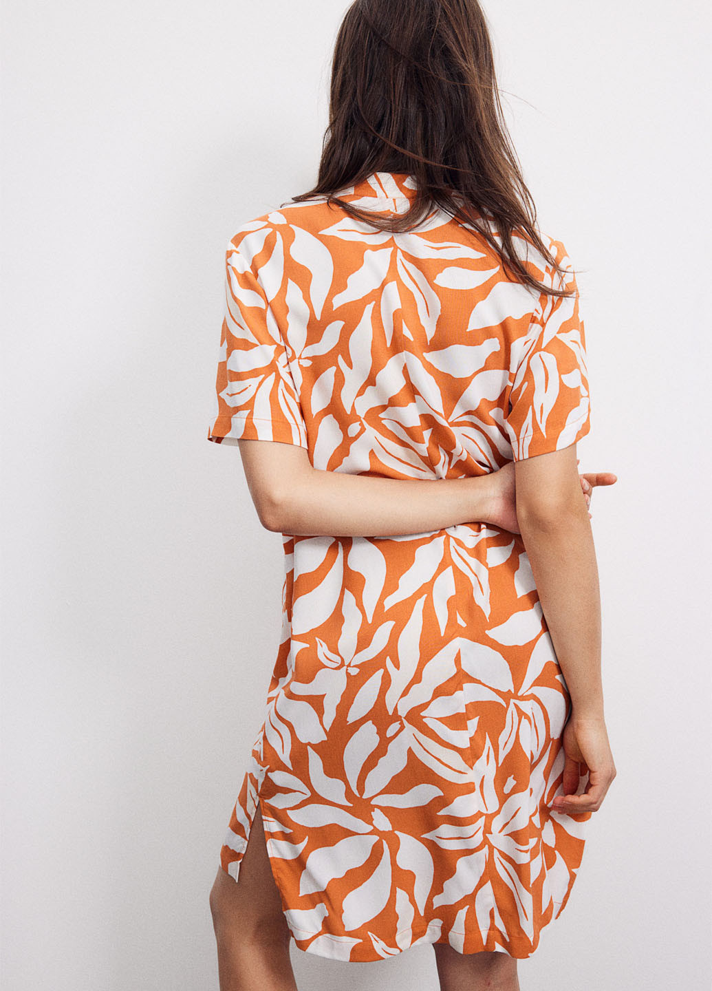 Помаранчева кежуал сукня H&M з абстрактним візерунком